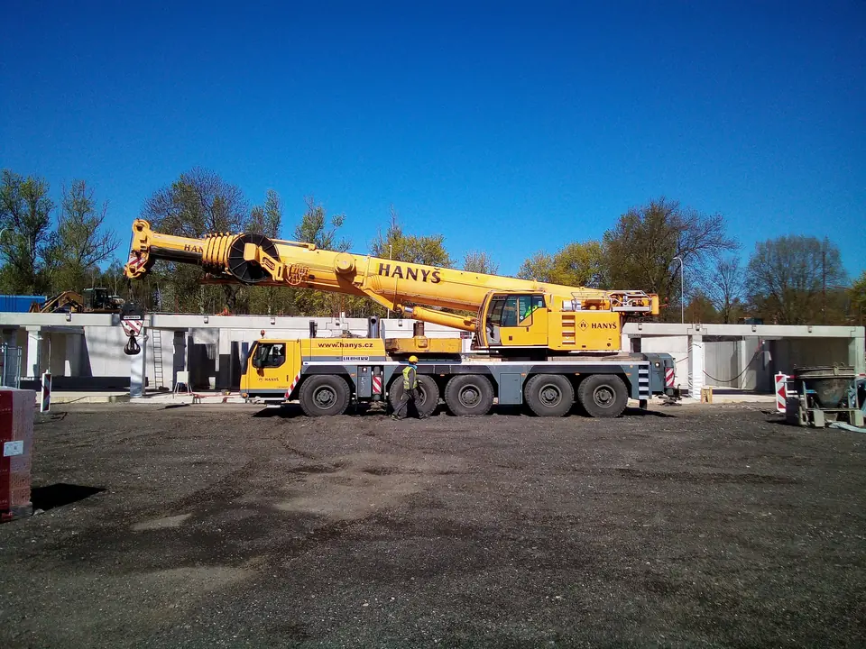 Mobile cranes