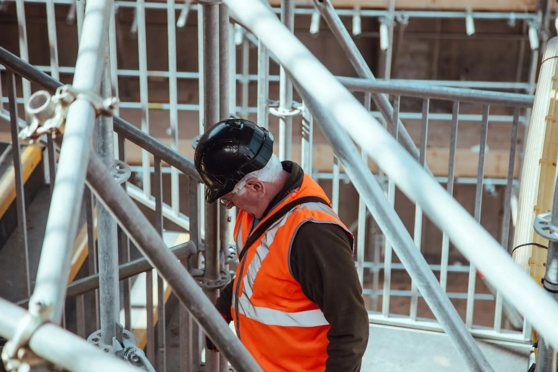 Inspection under a tube-and-coupler bay